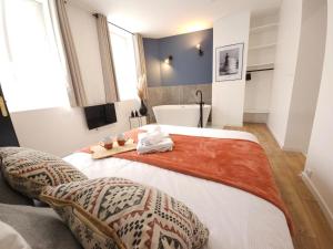 a bedroom with two beds and a bath tub at Le Quai Victoire - L'Avenue des Voyageurs Cote d'Opale in Boulogne-sur-Mer