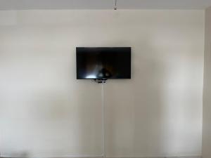 einen Flachbild-TV auf einer weißen Wand in der Unterkunft Appartement saidia 2 chambres in Saidia 