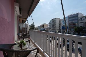 een balkon met 2 stoelen en een tafel bij Newly Renovated 2 Bedroom Apartment, 5min to metro in Athene