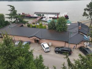 an overhead view of a house with cars parked in front at Dunav 009 in Veliko Gradište