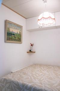 una camera da letto con un letto e un dipinto sul muro di Santa's Row house a Rovaniemi