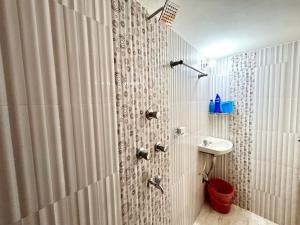 W łazience znajduje się prysznic i umywalka. w obiekcie Classic 2BHK Serviced Apartment beside Jadavpur University w mieście Kolkata