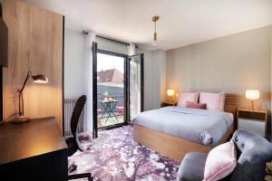 1 dormitorio con cama y vistas a un balcón en Maison et Jardin - Chambre Cosy en Amiens