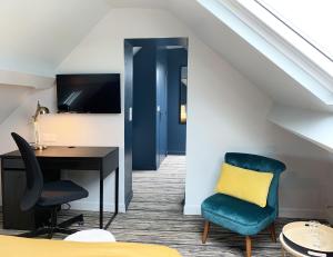 ein Wohnzimmer mit einem Schreibtisch und einem Stuhl in der Unterkunft Maison et Jardin - Chambre Cosy in Amiens