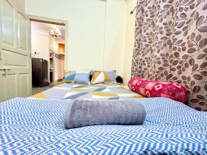 two beds sitting next to each other in a room at Classic 2BHK Serviced Apartment beside Jadavpur University in Kolkata