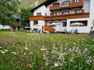 un campo de flores frente a un edificio en Hotel Kristall, en Lech am Arlberg