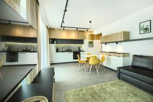 una cucina e un soggiorno con tavolo e sedie di AboutArtApartments - Twin Towers a Breslavia