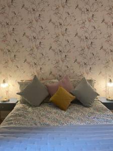 Un dormitorio con una cama con almohadas. en West London stunning garden flat - period features, en Londres
