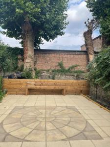 um desenho no chão em frente a uma parede de tijolos em West London stunning garden flat - period features em Londres