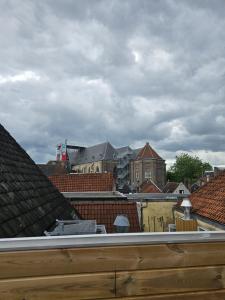 uitzicht op de stad vanaf de daken van gebouwen bij Drostenstraat 3 in Zwolle
