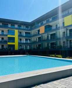 Swimmingpoolen hos eller tæt på Medencés Panorámás BalAtom apartman