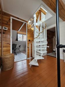 una habitación con una escalera de caracol en una casa en Drostenstraat 3, en Zwolle