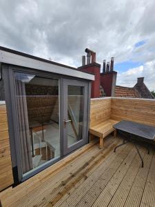 une terrasse avec une porte coulissante en verre sur le toit dans l'établissement Drostenstraat 3, à Zwolle