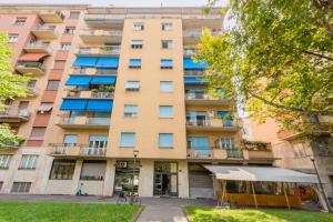 een appartementencomplex voor een park bij Sweet Inn - Porta Romana in Milaan