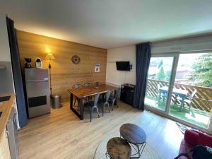a kitchen and dining room with a table and chairs at App 4/6 pers plein centre des 2alpes 100 m pistes in Les Deux Alpes