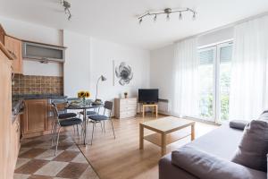 salon z kanapą i stołem w obiekcie Imperial Apartments - Baltica w mieście Sopot