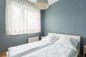 Łóżko lub łóżka w pokoju w obiekcie Imperial Apartments - Baltica