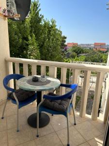 a table and two chairs on a balcony at Apartment Tiffany in Solin