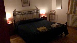 1 dormitorio con 1 cama grande y 2 toallas. en B&B Francesco, en Pisa
