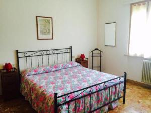B&B Francesco في بيزا: غرفة نوم مع سرير مع لحاف جميل