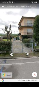 una casa con una macchina parcheggiata di fronte di B&B Francesco a Pisa