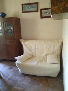 eine weiße Couch in der Ecke eines Zimmers in der Unterkunft Casa di montagna con spazio all'aperto 