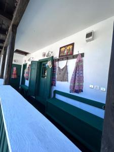 ein Zugzimmer mit blauen Sitzen und Handtüchern an der Wand in der Unterkunft Casa Verde in Lupşa