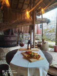 una mesa con un plato de comida y dos copas de vino en Casa das Japoneiras, en Paredes de Coura