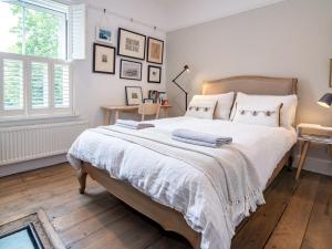 Postel nebo postele na pokoji v ubytování Pass the Keys Stylish Waterside Home in Central Worcester