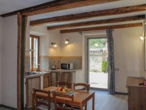 A kitchen or kitchenette at Apartment in Casola near Torre di Casola
