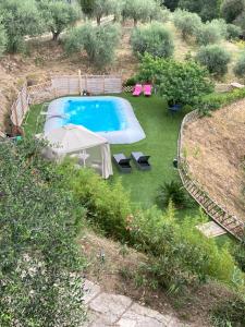 ein Bild eines Schwimmbads im Hof in der Unterkunft DOLCE VITA CIAIXE in Camporosso