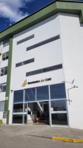 un bâtiment avec l'entrée d'un concessionnaire automobile dans l'établissement Tu Apartamento en el Eje Cafetero, à Montenegro