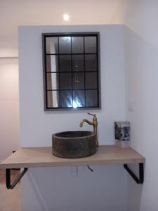 um lavatório num balcão com um espelho por cima em Les gîtes Ambleteuse em Ambleteuse