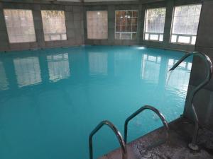 Bazén v ubytování Hotel y Cabañas Palomar - Caja los Andes nebo v jeho okolí