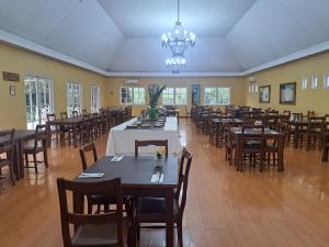 una grande sala da pranzo con tavoli e sedie di Hotel y Cabañas Palomar - Caja los Andes a San Felipe