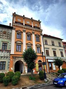 um grande edifício laranja com um relógio em Residence Spillenberg Apartment 1A em Levoča