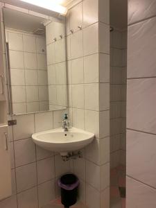 un baño con lavabo y espejo en WALO APARTMENTS Tromsø - Alfheim 10 min walk to city centre - No parking, en Tromsø 8 fotos más