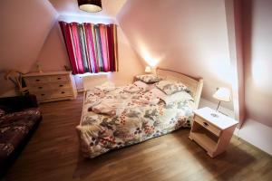 1 dormitorio pequeño con 1 cama, vestidor y ventana en L'Aigrette, en Le Hanouard