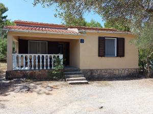 uma pequena casa com um alpendre e escadas para ela em Kuća za odmor TONI em Zaglav