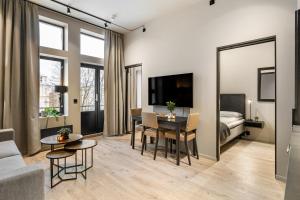 uma sala de estar com um sofá, uma mesa e uma cama em The APARTMENTS Company- Frogner em Oslo