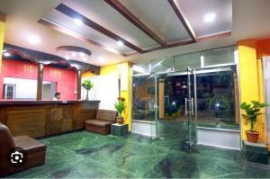 um átrio com uma cabina de duche em vidro num edifício em Hotel Benju em Kusma