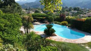 una imagen de una piscina en un patio en Gite Mireille, en Carros