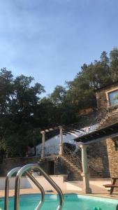 - une vue sur la piscine avec des escaliers et un escalier dans l'établissement Aguilhões River House, à Pedorido