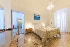 - une chambre avec un grand lit dans l'établissement Palazzo Del Corso, à Ostuni