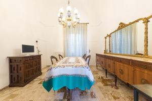 - une chambre avec un lit, un miroir et une commode dans l'établissement Palazzo Del Corso, à Ostuni