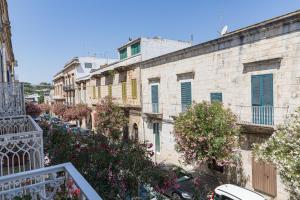 - un balcon offrant une vue sur un bâtiment dans l'établissement Palazzo Del Corso, à Ostuni