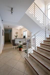 Sala de estar con escaleras y mesa en Prijevor Apartments, en Budva