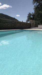 une grande piscine d'eau bleue dans l'établissement Aguilhões River House, à Pedorido