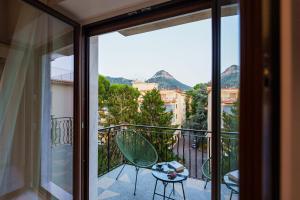 a balcony with a table and chairs and a view at Gio Mar Green in Piano di Sorrento