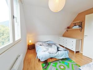 um pequeno quarto com uma cama e uma janela em Chez Charlotte, T3 duplex, vue montagne, parking gratuit, 4 personnes em Luchon
